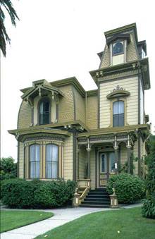 дом со сложной крышей в викторианском стиле